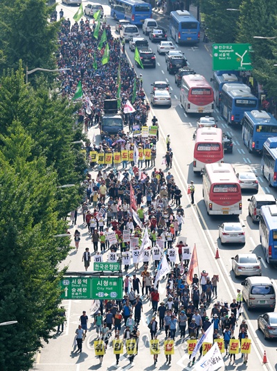 도심 거리행진 벌이는 노동자들 15일 서울 용산구 서울역광장에서 열린 '노동시장 구조개악 분쇄 2차 총파업' 대회에서 참석한 민주노총 조합원들이 박근혜 정권의 노동정책을 규탄하며 도심 행진을 벌이고 있다.