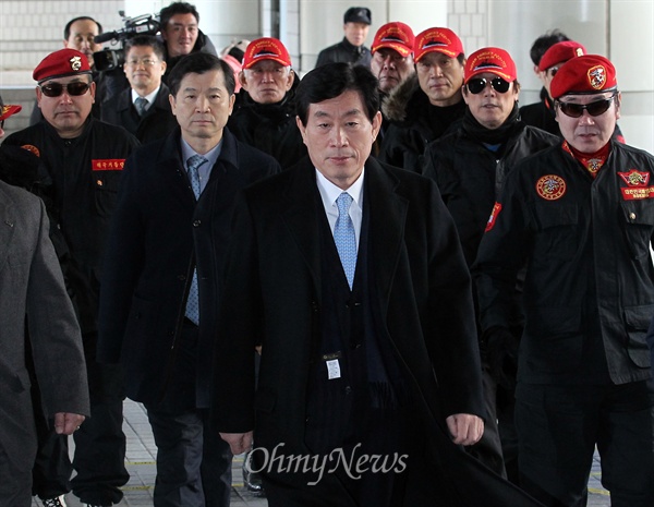 원세훈 전 국정원장이 보수단체 회원들의 호위를 받으며 지난 2월 9일 서울고등법원에서 열린 항소심 공판에 참석하기 위해 법정으로 들어서고 있다.
