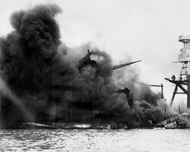 일본군의 진주만 공습. 유진오는 미국과 영국을 격멸하기 위해 열심히 싸워야 한다고 역설했다. 
