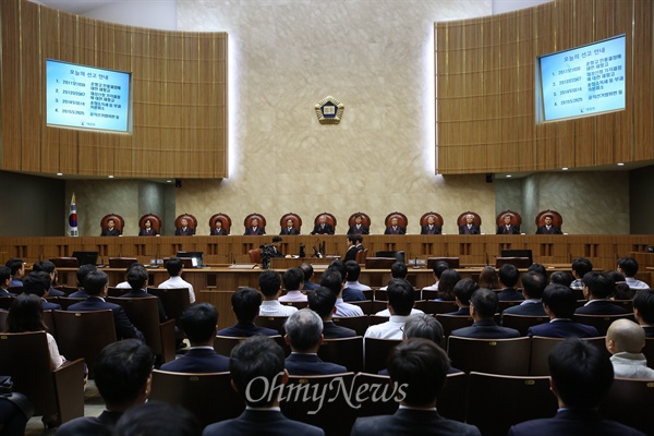 16일 오후 대법원 대법정에서 국정원 대선개입 사건관련 원세훈 전 국정원장에 대한 상고심 선고가 진행되고 있다.