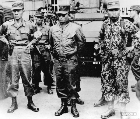5.16 쿠데타 당시의 박정희 소장(가운데)과 그를 경호하는 박종규 소령(왼쪽) 및 차지철 대위(오른쪽)