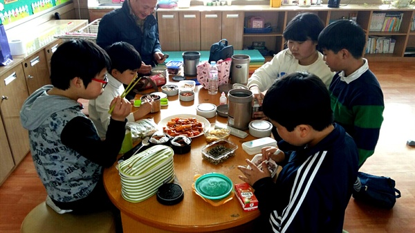  경남도청과 거창군청이 학교 무상급식 지원예산을 끊어 지난 4월 1일부터 유상급식으로 전환되자, 거창 북상초등학교는 지난 5월부터 7월까지 3개월 동안 '학교 급식 거부'하며 도시락 싸오기를 했다.