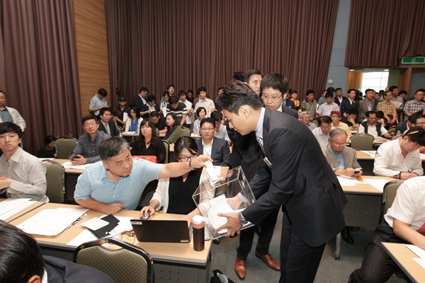 2015년 7월 17일 오전 서울 양재동 at센터에서 열린 삼성물산 임시주주총회에 참석한 주주들이 삼성물산-제일모직 합병 승인안에 투표하고 있다.