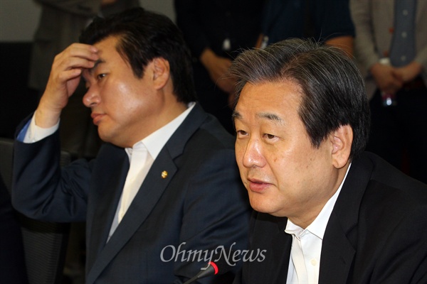 김무성 새누리당 대표가 17일 오전 서울 여의도 국회 의원회관 회의실에서 열린 주요당직자회의를 주재하고 있다.