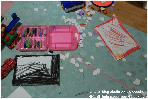 다섯 살 작은아이는 '집'을 그렸다고 합니다. 어떤 집일까요? 아이 마음속에서 피어나는 이야기가 깃든 그림을 오래도록 쳐다보다가 방 한쪽에 붙입니다. 사진은 사진기에 앞서 마음으로 먼저 찍습니다.