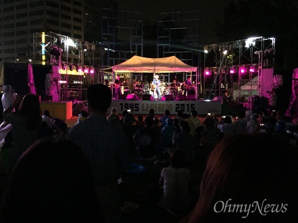 18일 오후 서울광장에서 노란봉투 콘서트가 열리고 있다.