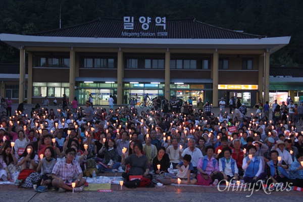  밀양765kV송전탑반대대책위가 18일 저녁 밀양역 광장에서 연 ‘밀양송전탑 반대 촛불문화제 200회 '기념', 6.11행정대집행 1주년 '기억' 문화제’에서 참가들이 촛불을 들고 구호를 외치고 있다.