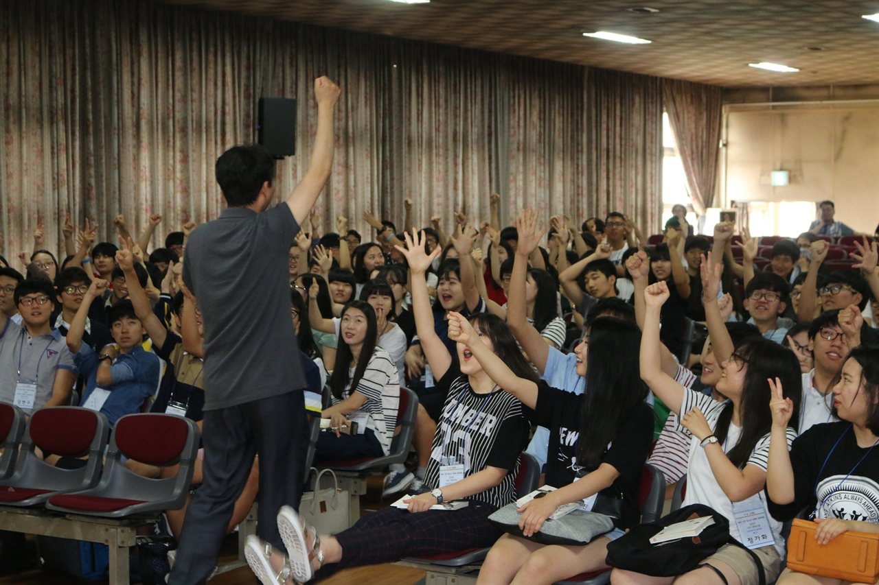 지난 7월 18일 인천예술고등학교에서 열렸던 '인천 청소년 인문학 토론대회'에 참여한 학생들이 프로그램에 적극 참여하고 있다. 
