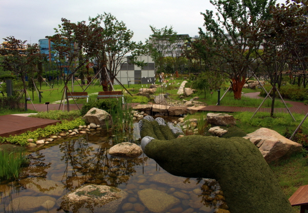 홍학 모양의 화분이 빗물을 재활용한 친환경 생태연못 ‘가락지 연못’을 중심으로 일렬종대로 서 있는 풍경이 멋지다.

