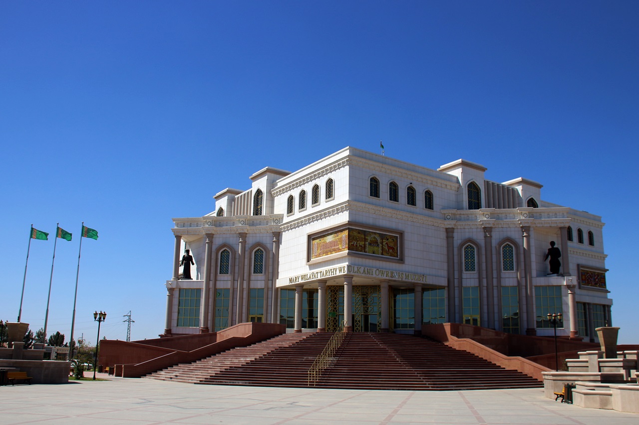 투르크메니스탄의 새로 지은 건물은 모두 이렇게 하얀색에 금빛 장식을 하고 있다 