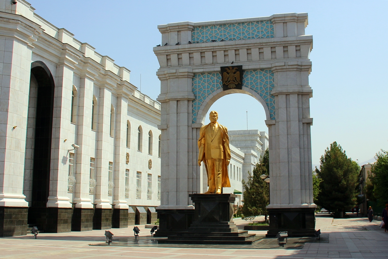 수도 아슈하바트에 있는 전 대통령 니야조프의 금동상. 방방곡곡에 이런 동상이 세워져있다