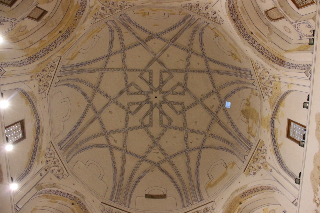 건물의 돔의 중앙에는 작은 구멍이 있고 이 구멍을 통해 천녀와 왕이 만났다고 한다. 