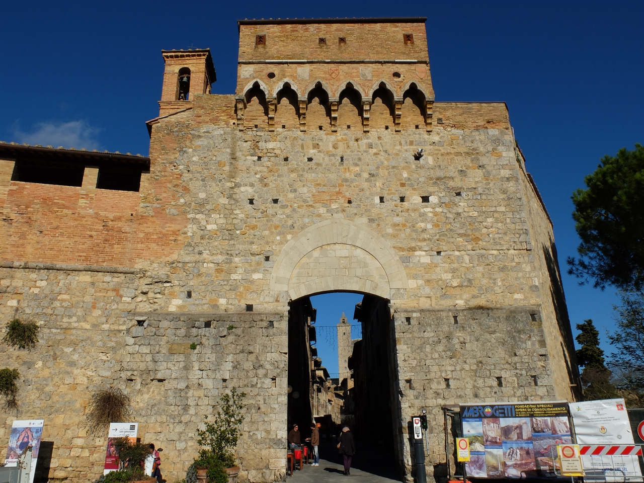 작은 중세 도시, 산 지미냐노의 남문이며 정문인 '산 조반니 문'입니다.