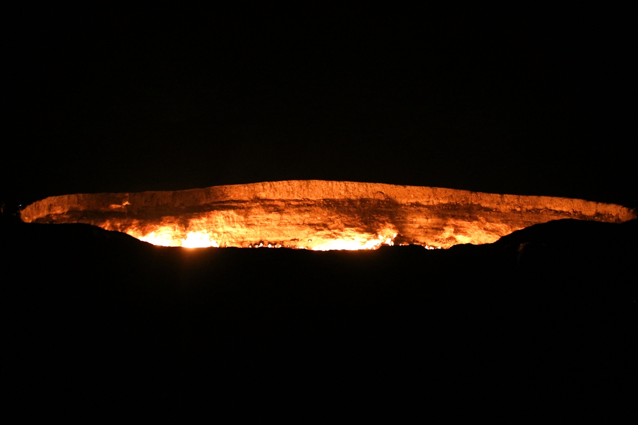 다르바자 가스크레이터. 지름 70미터의 불구덩이다