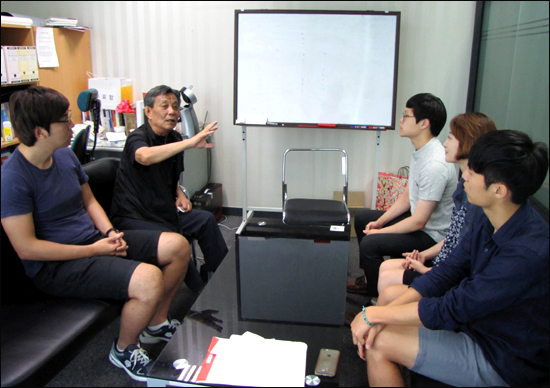 지난 17일 '팟짱' 녹음을 위해 <오마이뉴스> 사무실을 방문한 김중배 선생이 대학생 인턴기자들과 대화를 나눴다
