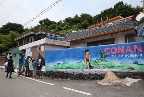사회복지회 드림온과 자원봉사자들이 지난 2일 보성 월곡마을에서 담장 벽화를 그리고 있다.