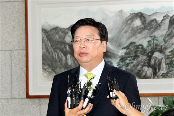 항소심에서 당선무효형을 선고 받은 권선택 대전시장이 선고 직후 취재진에게 심경을 밝히고 있다.