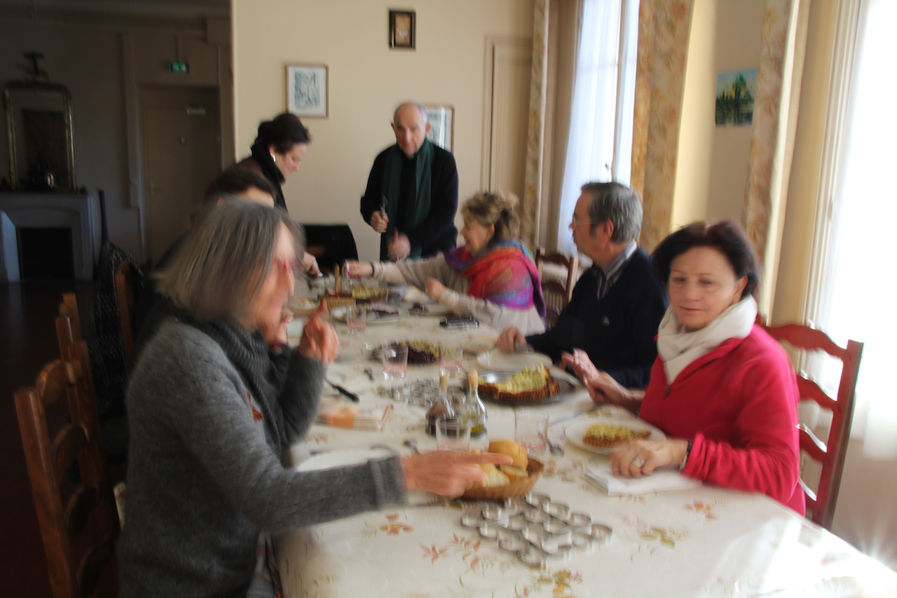 프랑스 생폴드방스 도미니코 수녀원에서 현지인들과 함께 식사를 하고 있는 모습