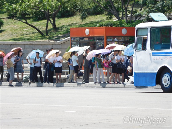 버스를 기다리는 평양 시민들. 