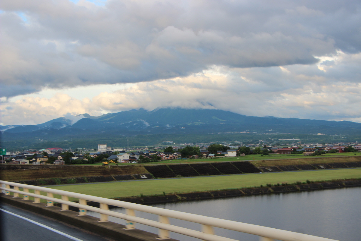 히노가와(日野川)를 지나며 보이는 다이센