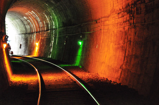 터널안에 색색의 조명으로 시각적 재미를 더해준다. 

