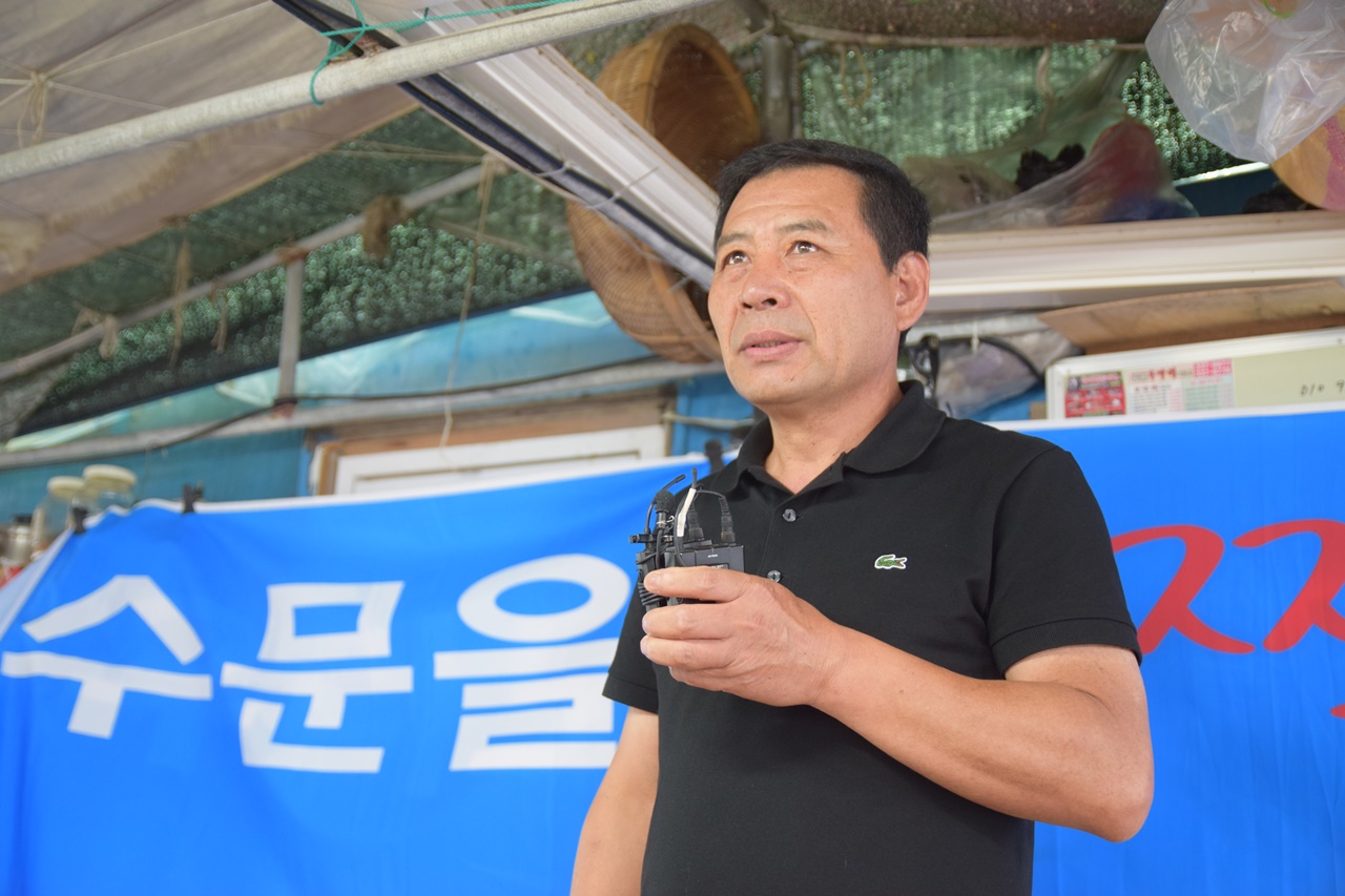 낙동강 상황에 대해 설명하는 낙동강내수면어민총연합회 장덕천 회원
