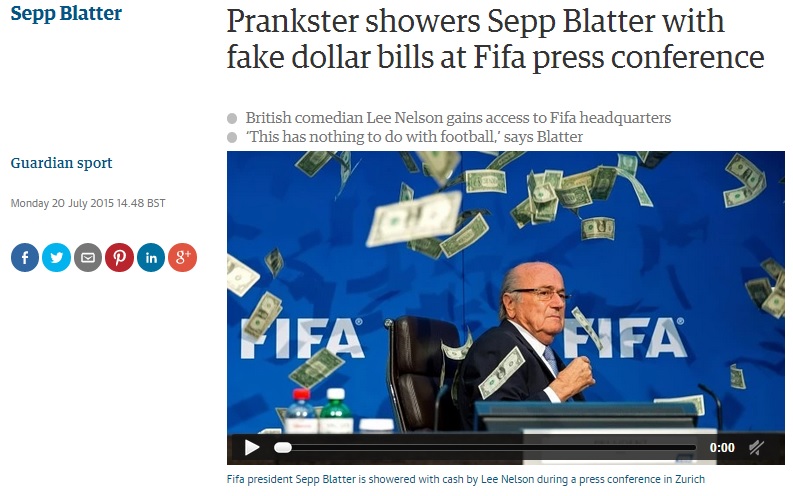  제프 블래터 FIFA 회장의 기자회견장에서 벌어진 소동을 보도하는 영국 <가디언> 갈무리.
