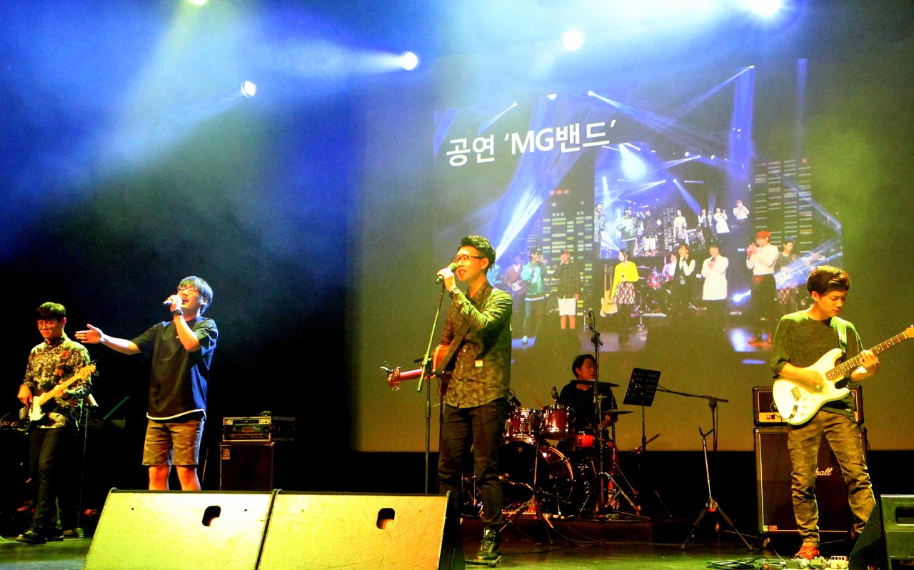 지난 5월 과천 청소년희망토크콘서트에서 위기청소년 출신으로 구성된 'MG밴드'가 노래하고 있다.