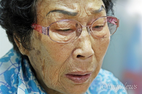 양금덕 할머니(86)가 21일 <오마이뉴스>와 한 인터뷰 도중 눈물을 흘리고 있다.