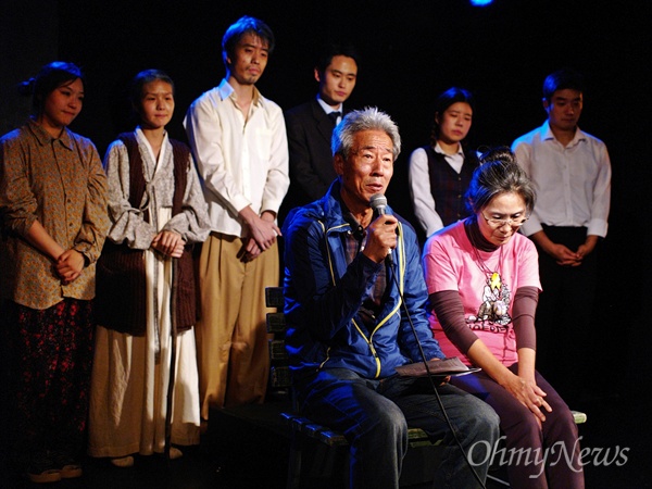  지난 12일, <민중의 적 : 2014> 마지막 공연이 끝나고 밀양 용회마을 주민 고준길(70), 구미현(65) 부부가 관객과의 대화에 나섰다. 연극 배우들이 뒤에서 이들의 말을 경청하고 있다.