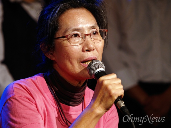  밀양 용회마을 주민 구미현 할머니가 연극 <민중의 적  : 2014>가 끝난 가운데 관객과의 대화에서 마이크를 붙잡았다.