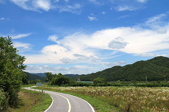 원천리 북한강변 자전거도로.