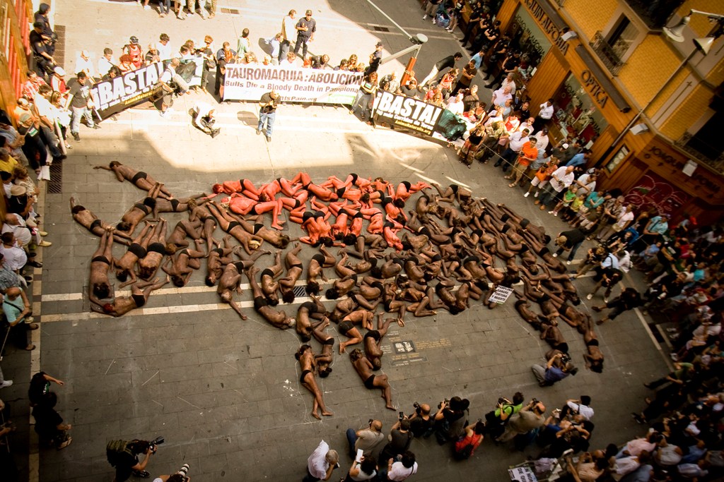  산페르민 축제에서 동물보호단체 회원들이 투우 반대 시위를 하고 있다. 위키피디아.