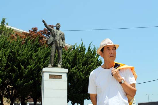  폐교 위기의 학교를 인수해 오늘날 '거고'의 명성을 있게 한 전영창(사진 속 동상) 전 교장(2대)은 전성은 선생의 아버지다. 