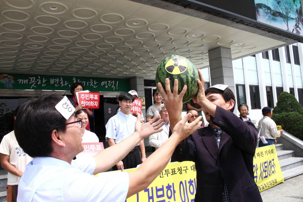 영덕군민들에게 향응을 제공한 한수원을 비판하는 퍼포먼스.