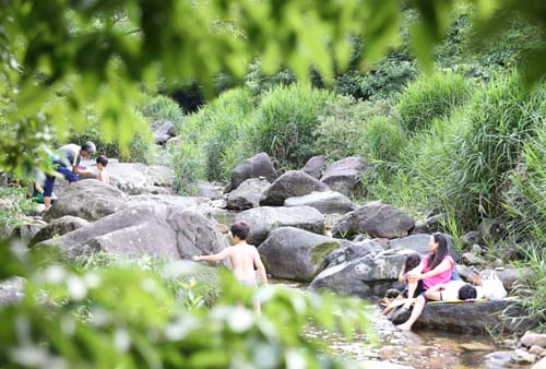 풍암정 앞 무등산 원효계곡 풍경. 한낮의 더위를 피해 나온 일가족이 물놀이를 즐기고 있다. 지난 4일이다.