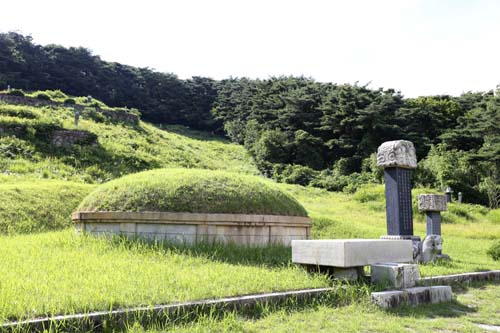 충장사의 김덕령 장군 묘. 배제마을에 있던 묘를 1970년대 중반 이 자리로 옮겨왔다.