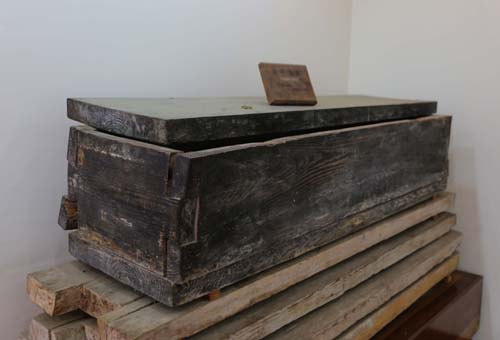 김덕령 장군의 무덤에서 발굴된 목관. 충장사 유물관에 보관돼 있다.