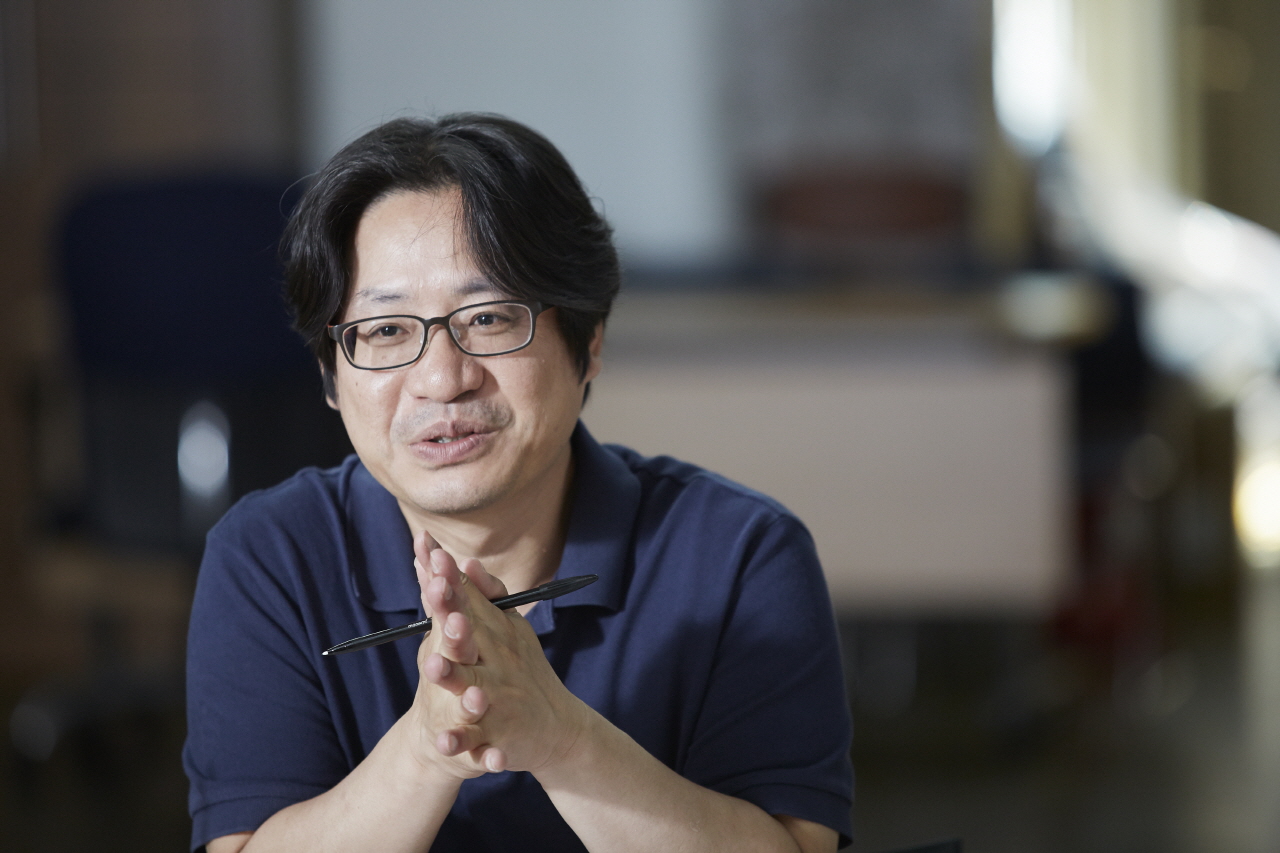 '예술인복지법, 법과 현실의 괴리' 대담에서 사회를 맡은 한국예술종합학교 이동연 교수