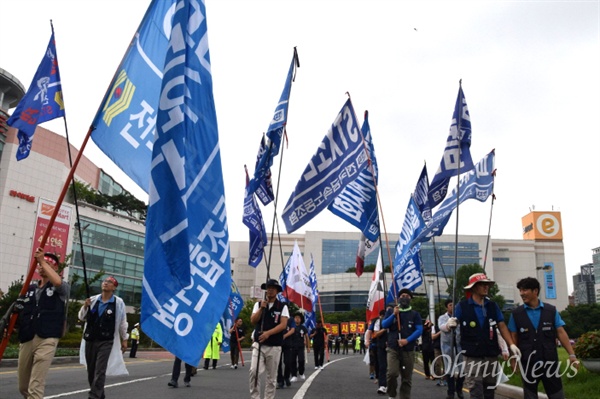  민주노총 전국금속노동조합 경남지부는 관계사용자와 지부집단교섭을 벌여 사회연대기금 조성에 의견접근을 보았다고 밝혔다. 사진은 금속노조 경남지부와 한국노총 소속 금속노련 경남본부가 지난 22일 총파업 집회를 열고 거리행진했을 때 모습.