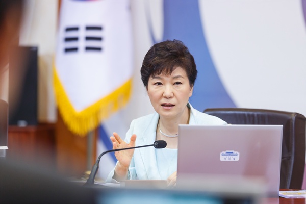 지난 21일 박근혜 대통령이 국무회의 중 발언하고 있는 모습.