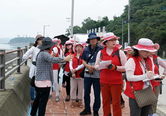  선유도 탐방에 나선 대원들이 박미자 문화관광해설사 해설을 메모하고 있다.
