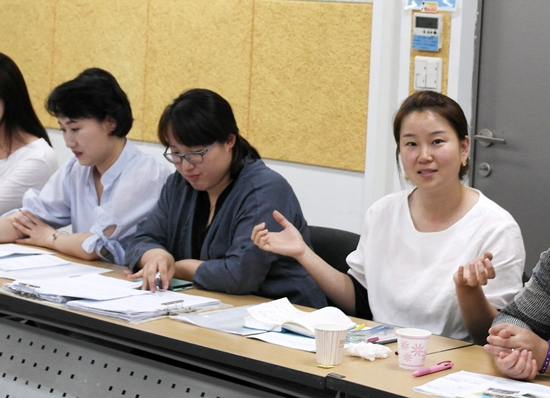 스터디 모임에서 ‘역사문화 지도사’ 역할을 설명하는 김하나 부단장(오른쪽)
