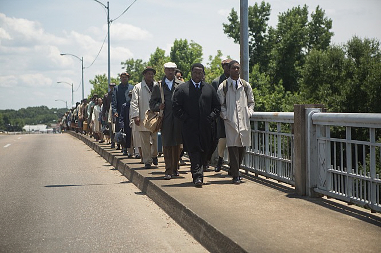 셀마 에드먼드 페투스 다리 위를 걷고 있는 호세 윌리엄스(웬델 피어스)와 시위대. 도로교통법에 저촉되지 않기 위해 인도로 걷는 게 인상적이다.