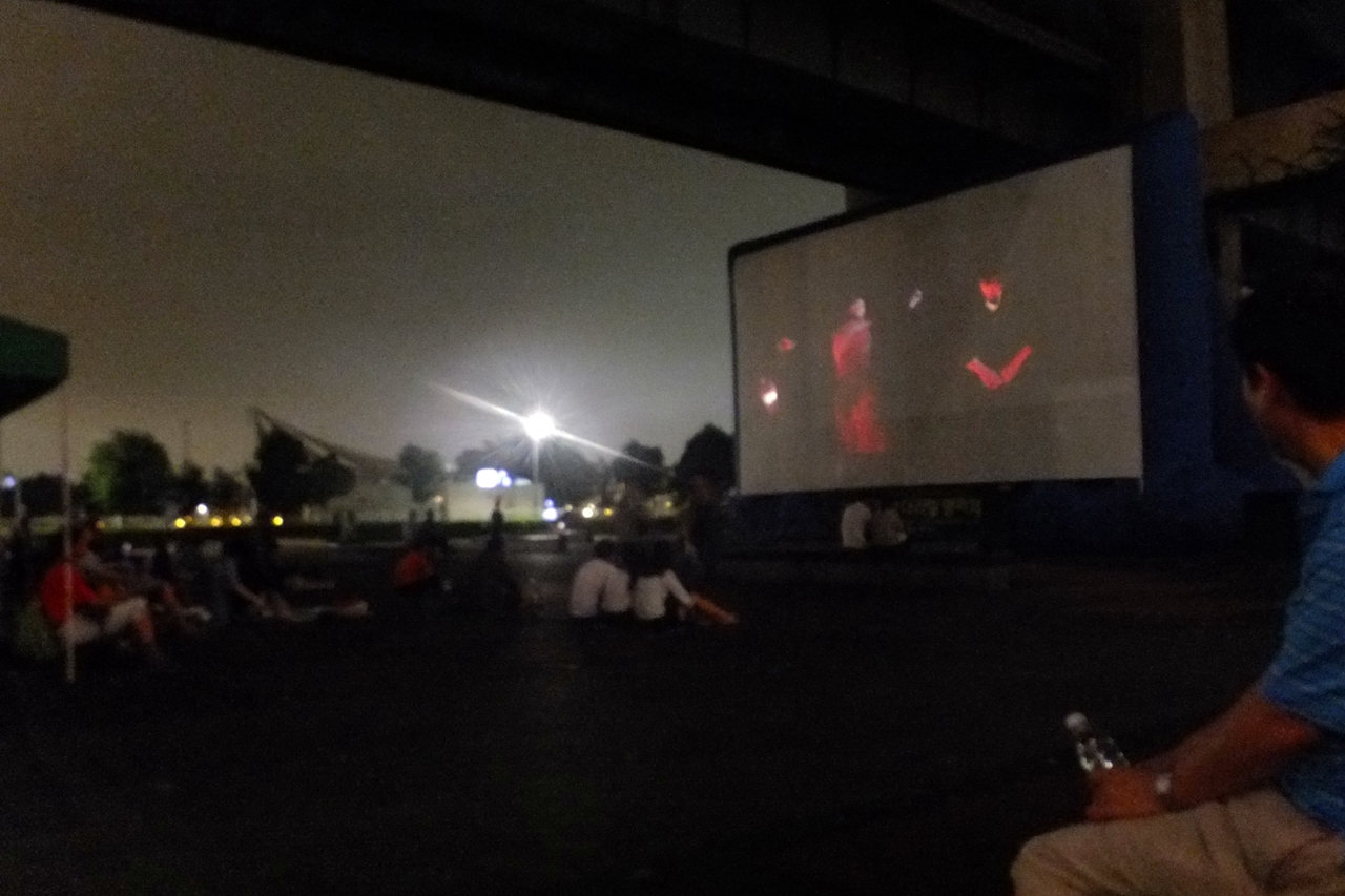 한강다리 밑에서 영화를 감상하는 시민들. 