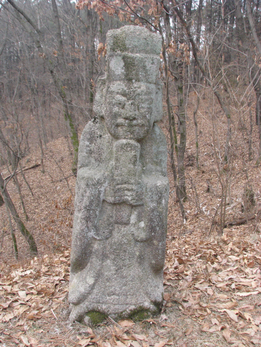 울릉군 임우 묘에 있는 2기의 문인석 중 한 기의 모습이다.