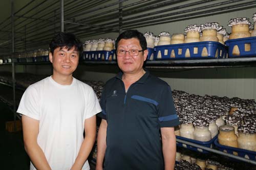 차주훈(왼쪽) 씨와 그의 아버지 차준돈 씨가 버섯 재배사에서 함께 섰다. 현재 아버지가 버섯의 종균 생산과 재배를 총괄하고 있다. 아들 주훈 씨는 버섯 재배와 함께 체험농장 운영을 맡고 있다.