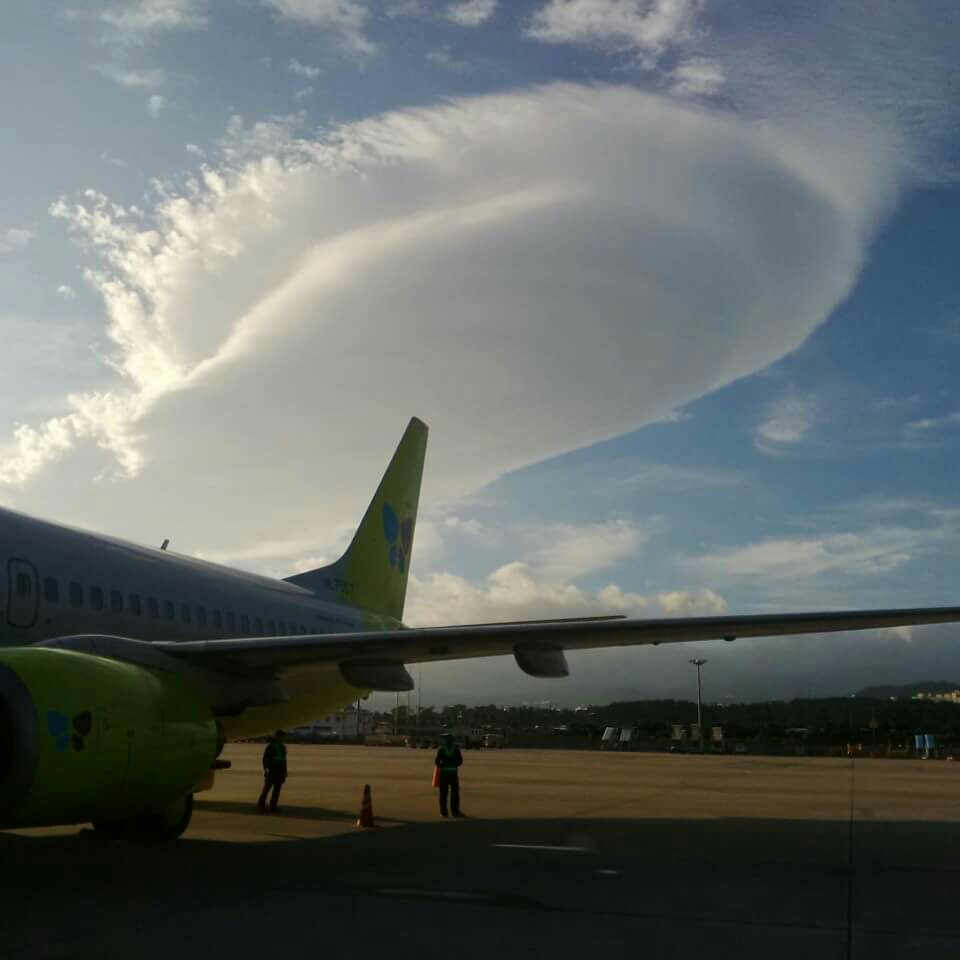강풍의 영향으로 제주도엔 UFO 구름이 나타난 주말
