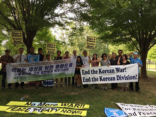 한국전 참전용사 기념비에서 한반도 평화 실현을 위한 거리홍보를 한 참가자들