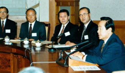 김영삼 대통령(맨오른쪽)이 1995년 1월 20일 청와대에서 안기부 업무보고를 받고 있다. 그 오른쪽은 권영해 부장, 정형근-이병호 차장, 김기섭 기조실장순이다.